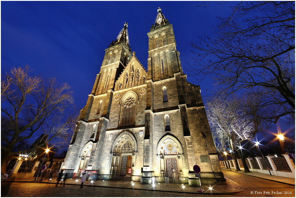Noční Praha - bazilika svatého Petra a Pavla