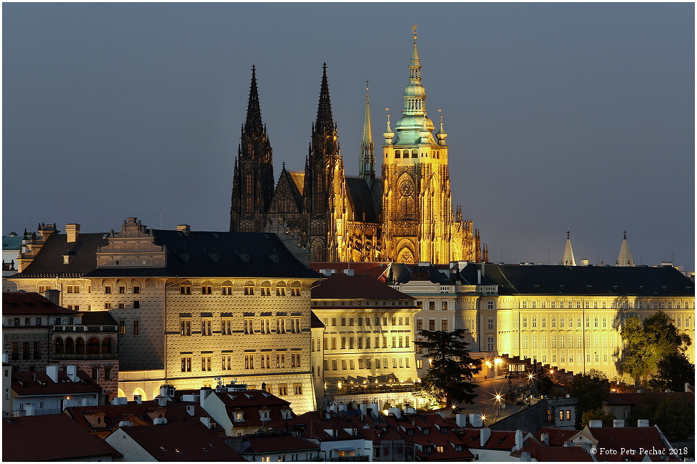 Noční Praha - Pražský hrad z Velké strahovské zahrady
